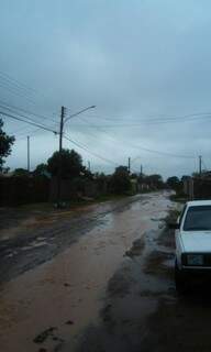 A passagem de rede de drenagem pela rua Antônio Vieira de Almeida, no bairro Oliveira ll, agravou a situação.(Foto:  Direto das Ruas)