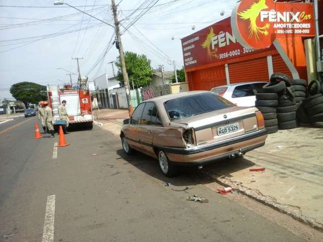 Motociclista tem fratura exposta ao bater em carro estacionado
