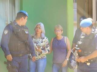 Irmã do guarda municipal (de cabelos brancos) e colegas dele na saída do Imol (Foto: André Bittar)