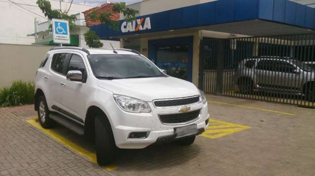 Cena corriqueira: motoristas ignoram sinaliza&ccedil;&atilde;o e param em locais proibidos