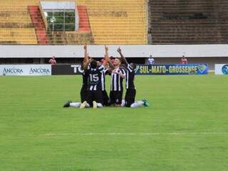 Jogadores comemoram o segundo gol da partida, esta tarde. (Foto: Marina Pacheco) 