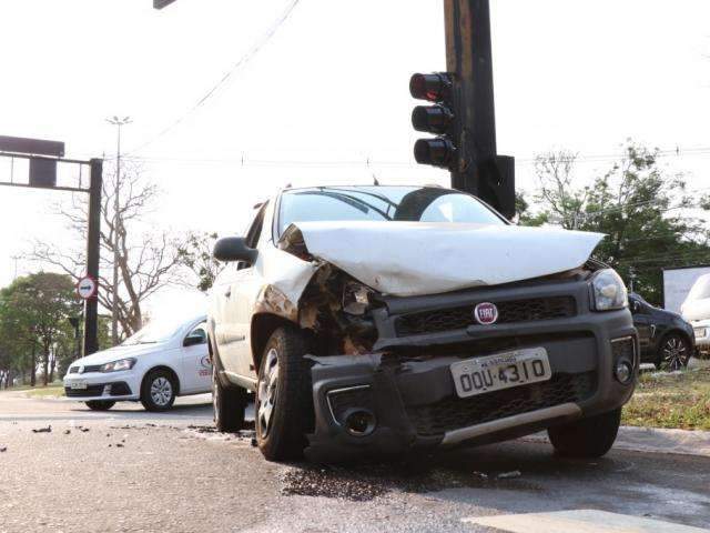 Motorista tenta fazer convers&atilde;o e atinge outro ve&iacute;culo na Afonso Pena