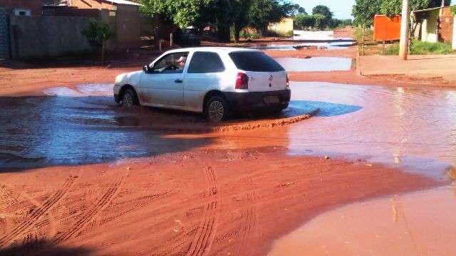 Para chamar aten&ccedil;&atilde;o de prefeita, moradores deixam recado em po&ccedil;a