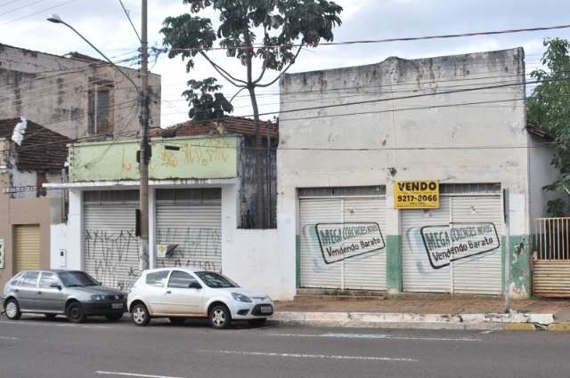 Aluguel caro e precariedade de pr&eacute;dios levam lojistas a fechar portas no Centro