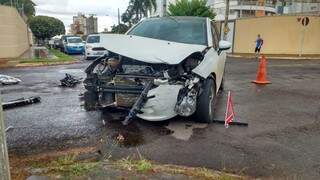 C3 ficou com a frente bastante danificada, após colisão no Bairro São Francisco. (Foto: Geyse Garnes)
