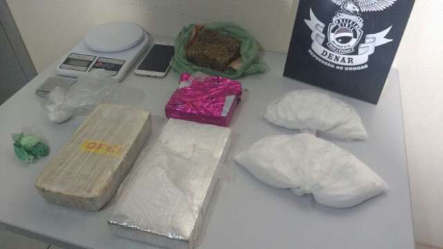 Presa com coca&iacute;na, mulher afirma trabalhar para &quot;traficante do pres&iacute;dio&quot;