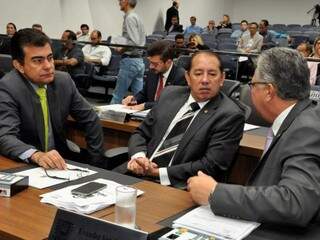 Deputados Marçal Filho (PSDB), Gerson Claro (PP) e Evander Vendramini (PP), durante sessão (Foto: Luciana Nassar/ALMS)