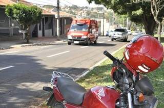 Motociclista foi surpreendida pela passagem do menino, freou bruscamente e caiu da moto (Foto: Marcelo Calazans)