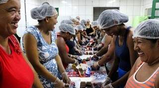 Mães dos bairros Jardim Noroeste e Dom Antônio Barbosa fabricam ovos de chocolate, que também serão doados às famílias de Campo Grande. (Foto: Divulgação/ Rede Solidária)