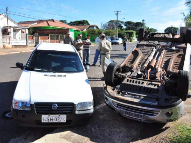  Duas pessoas ficam feridas em capotamento na Vila Planalto 