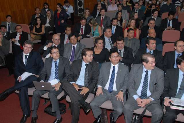 Delegados e promotores duelam em debate na OAB sobre a PEC 37