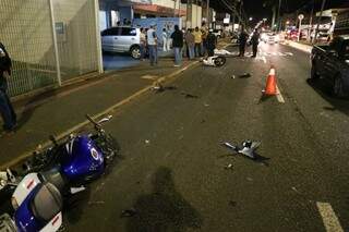 Moto de jovem morto em acidente de trânsito na Avenida Eduardo Elias Zahran (Foto: Paulo Francis)