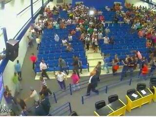 Momento de briga dentro do plenário foi flagrado por câmera do circuito interno de segurança da Câmara Municipal (Foto: Reprodução)