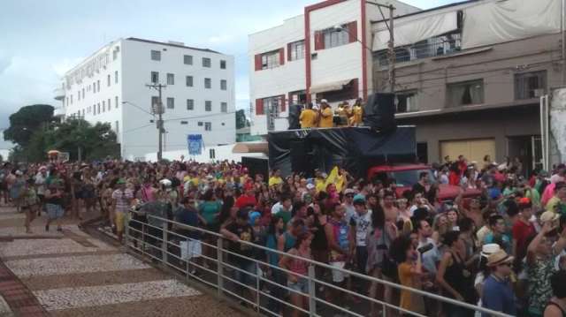 Nem chuva estraga o Carnaval do Cord&atilde;o Valu, que bombou no 1&ordm; dia 