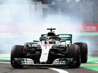Lewis Hamilton comemora quinto título mundial de Fórmula 1 (Foto: AFP)