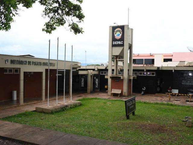 Dupla invade relojoaria, tranca m&atilde;e e filha e foge levando R$ 8 mil em joias 