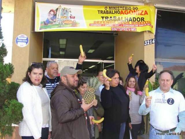  Servidores em greve distribuem banana e abacaxi em manifesta&ccedil;&atilde;o