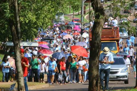 No calor inclemente, fé move multidão em procissão à Padroeira do Brasil 