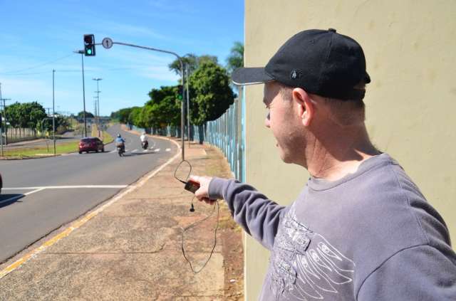 Pedestres reclamam de sem&aacute;foro que vive "aberto" na Costa e Silva
