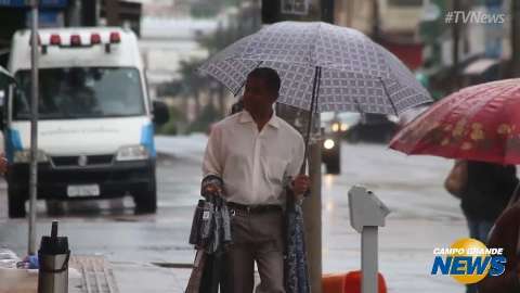 É só o tempo fechar, ambulantes 'brotam' vendendo guarda-chuva