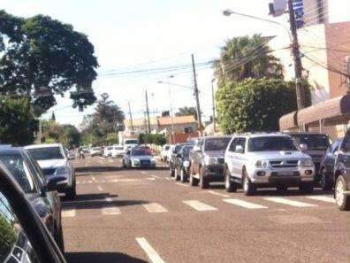 Pais insistem em parar em fila dupla e tumultuam tr&acirc;nsito em rua 