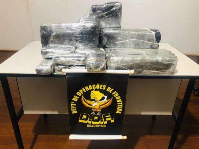 Passageiro de &ocirc;nibus &eacute; preso com 12 tabletes de maconha na bagagem 