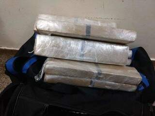 Tabletes da droga encontrados na mochila do jovem. (Foto: Dourados News) 