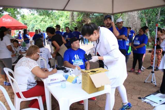 Caminhada re&uacute;ne 400 servidores e at&eacute; governador faz exerc&iacute;cios no Parque
