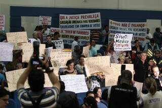 Manifestantes no início da sessão de hoje (Foto: Cleber Gellio)