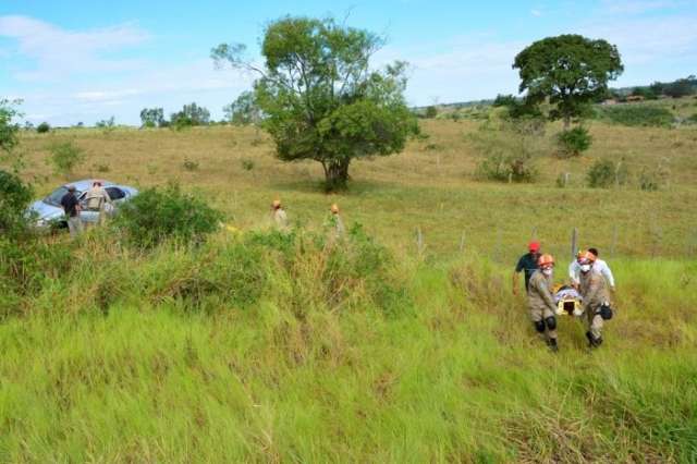 Idoso capota ve&iacute;culo &agrave;s margens da rodovia MS-395 