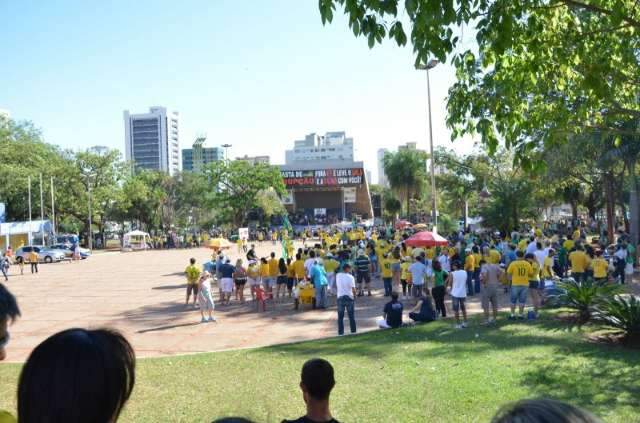 Com forte calor, cerca de 1.500 pessoas participam de protesto no Centro