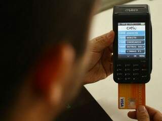 Cartão de crédito na &#039;maquininha&#039;; novas regras sobre cobrança de dívidas começam a valer amanhã (Foto: André Bittar / Arquivo)