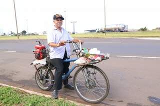 Aos 55 anos, ele jura que já viajou 1,4 mil com a bicicleta motorizada. (Foto: Kísie Ainoã)