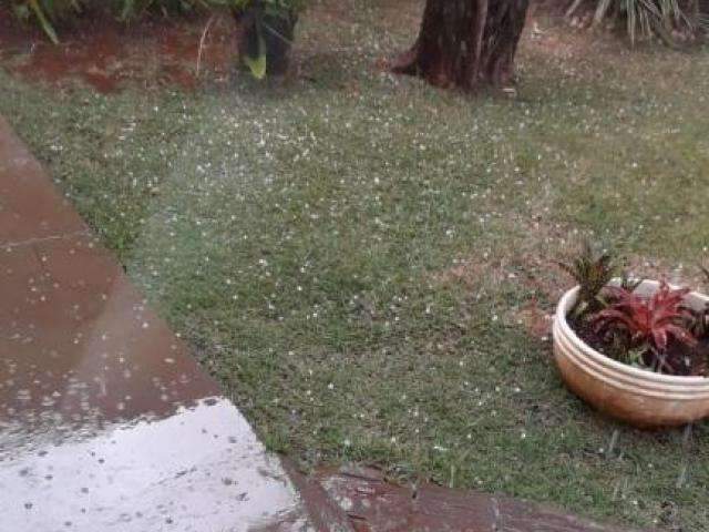 Sob alerta, cidade no interior teve vendaval e chuva de granizo esta tarde 