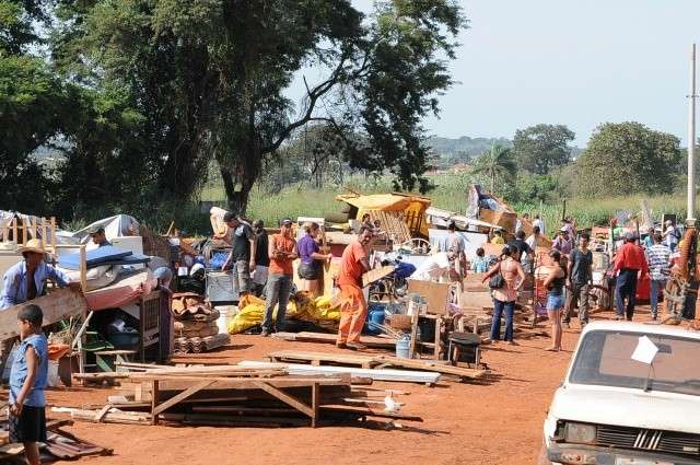 Fam&iacute;lias despejadas de &aacute;rea invadida montam acampamento e passam noite na rua