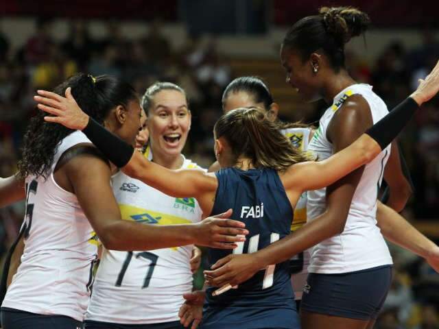  Brasil derrota rival EUA e pega R&uacute;ssia na semifinal do Grand Prix