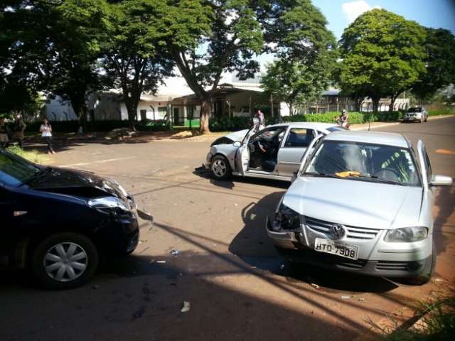 Mulher Sem CNH Invade Preferencial E Atinge Dois Carros No Bairro