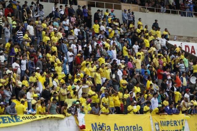 Presidente cr&ecirc; que Cene ganha peso na camisa e torcedores na arquibancada