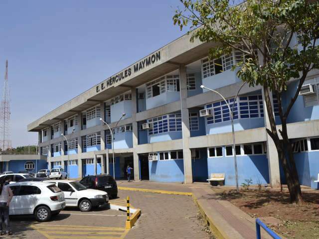  Alunos protestam contra falta de ventilador e faxina em escola
