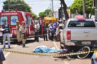Ciclista foi atropelada por caminhão-caçamba na Marcelino (Foto: Eliel Oliveira)