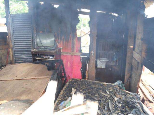 Inc&ecirc;ndio destr&oacute;i barraco e moradores se mobilizam para controlar chamas
