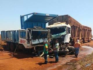 Cabines dos caminhões ficaram completamente destruídas. (Foto: Rio Brilhante em Tempo Real) 