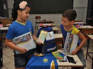 Alunos da Escola Albertina de Mattos olhando os kits que serão entregues nesta 2ª. (Foto: A.Frota)