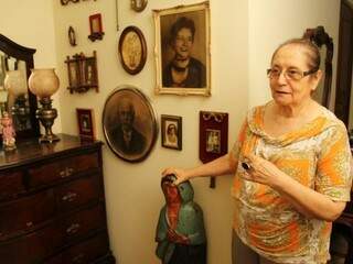 Se os móveis da casa de dona Déa Barbosa Marques Soares falassem, contariam a história dela e da avó Francelina. (Foto: Marcos Ermínio)
