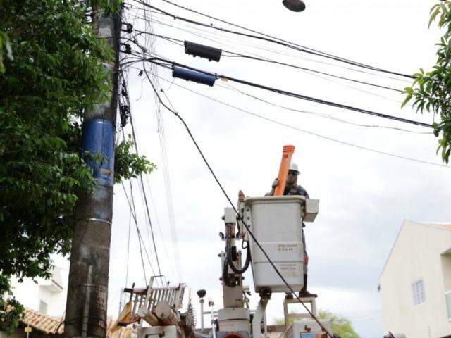 Poste pega fogo e deixa moradores sem energia el&eacute;trica no Jardim Itapu&atilde;