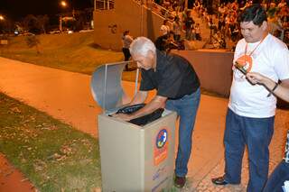 Wilson demonstra como ficou fácil a retirada dos sacos de lixo. (Foto:Pedro Peralta)