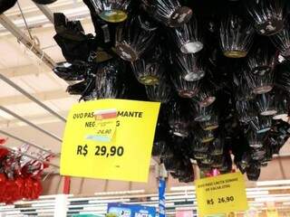 Preços são remarcados para atrair clientes em supermercado. (Foto: Henrique Kawaminami)