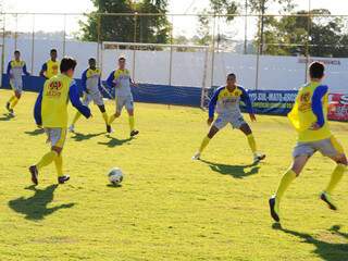 Jogadores treinam no estádio Olho do Furacão e CT conta com mais seis campos de futebol (Foto: Rodrigo Pazinato)