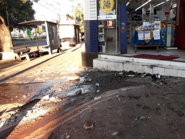 Motorista bate em placa de bloqueio e vai parar em cal&ccedil;ada de farm&aacute;cia 