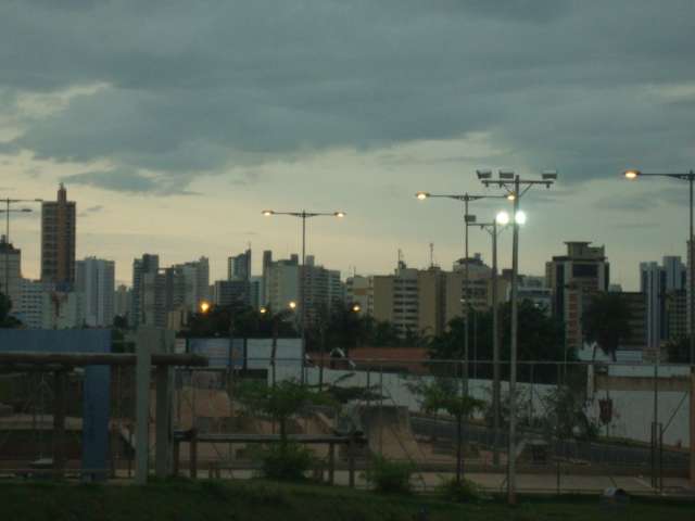 Dia amanhece com c&eacute;u nublado em Campo Grande; previs&atilde;o &eacute; de chuva